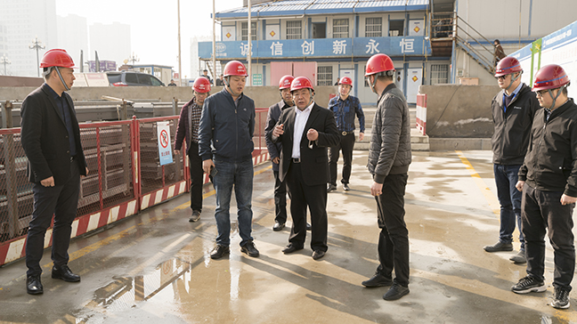 1：圖為戴董事長(zhǎng)一行檢查先鋒國(guó)際廣場(chǎng)三期酒店寫(xiě)字樓項(xiàng)目施工現(xiàn)場(chǎng)。.jpg
